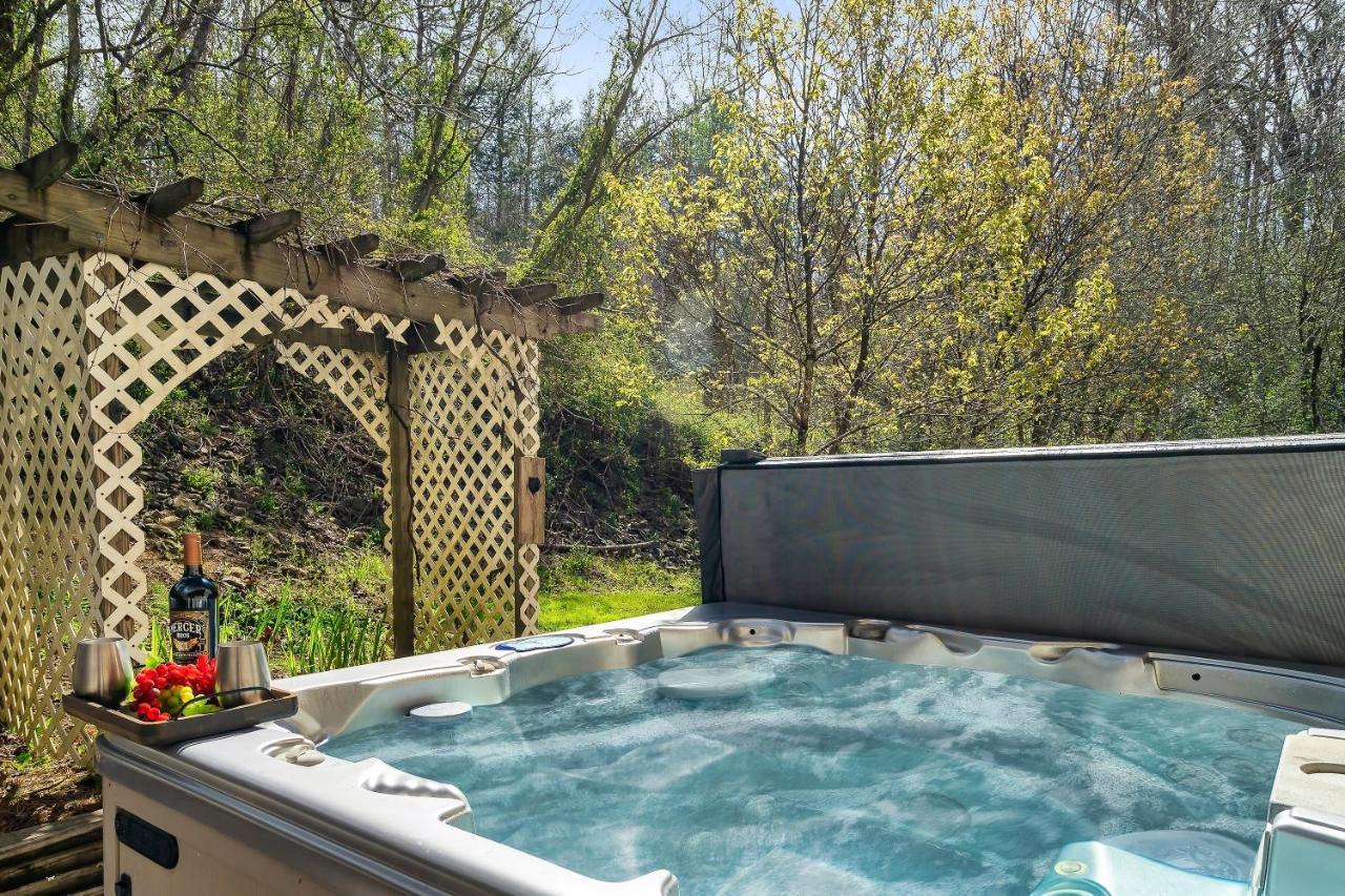 Fireflies And Moonshine Villa Gatlinburg Exterior photo